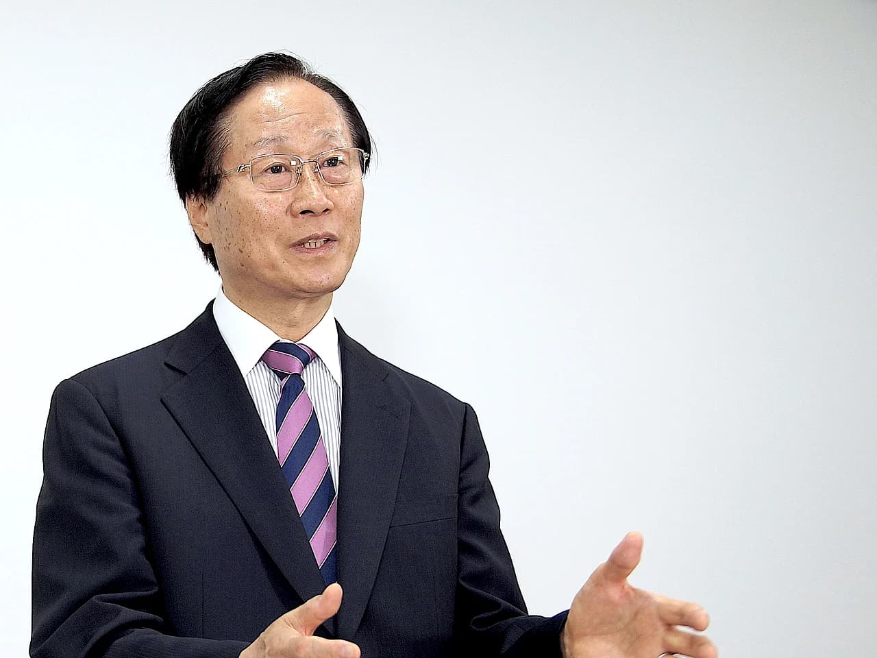 語る中井 純